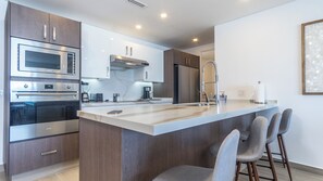 Condo, varias camas, balcón, vista al océano (Encantame Towers Viento 1004) | Cocina privada