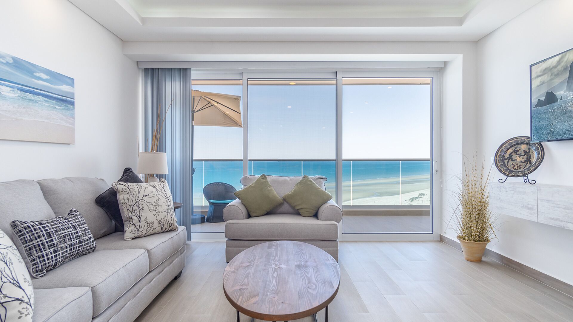 公寓客房, 多張床, 露台, 海景 (Encantame Towers Viento 802) | 客廳 | 42 吋平面電視連數碼電視頻道