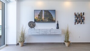 Condo, varias camas, balcón, vista al océano (Encantame Towers Viento 802) | Interior