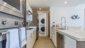 Condo, varias camas, balcón, vista al océano (Encantame Towers Viento 802) | Lavandería