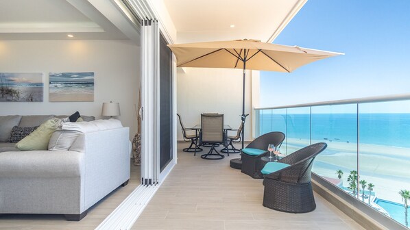 Condo, varias camas, balcón, vista al océano (Encantame Towers Viento 802) | Área de sala de estar | Televisión de pantalla plana de 42 pulgadas con canales digitales 