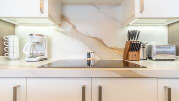 Condo, Multiple Beds, Balcony, Ocean View (Encantame Towers Viento 802) | Private kitchen