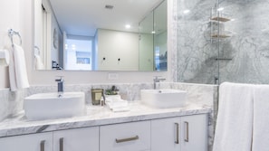 Condo, 1 cama King size y sofá cama, balcón, vista al océano (Encantame Towers Viento 803) | Baño | Toallas