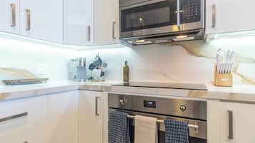 Condo, 1 King Bed with Sofa bed, Balcony, Ocean View (Encantame Towers Viento 803) | Private kitchen | Dining tables