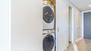 คอนโด, เตียงคิงไซส์ 1 เตียง และโซฟาเบด, ระเบียง, วิวทะเล (Encantame Towers Viento 803) | บริการซักรีด