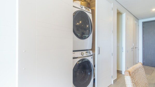 شقة - سرير ملكي مع أريكة سرير - بشرفة - بمنظر للمحيط (Encantame Towers Viento 803) | غسيل الملابس