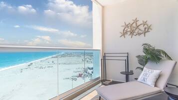 Condo, 1 King Bed with Sofa bed, Balcony, Ocean View (Encantame Towers Viento 803) | Interior