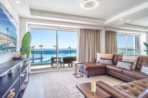 Condo, varias camas, balcón, vista al océano (Encantame Towers Verano 204) | Área de sala de estar | Televisión de pantalla plana de 42 pulgadas con canales digitales 