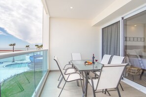 公寓式客房, 多张床, 阳台, 海洋景观 (Encantame Towers Verano 204) | 室外用餐