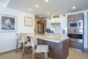 公寓式客房, 多张床, 阳台, 海洋景观 (Encantame Towers Verano 204) | 私人厨房 | 餐桌