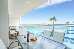 Condo, varias camas, balcón, vista al océano (Encantame Towers Verano 204) | Restaurante al aire libre