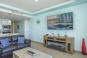 Condo, varias camas, balcón, vista al océano (Encantame Towers Verano 905) | Área de sala de estar | Televisión de pantalla plana de 42 pulgadas con canales digitales