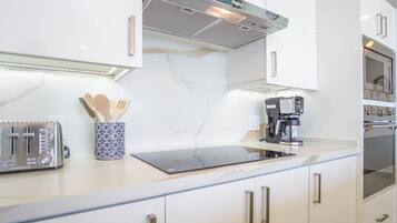 Condo, varias camas, balcón, vista al océano (Encantame Towers Verano 905) | Cocina privada | Comedor