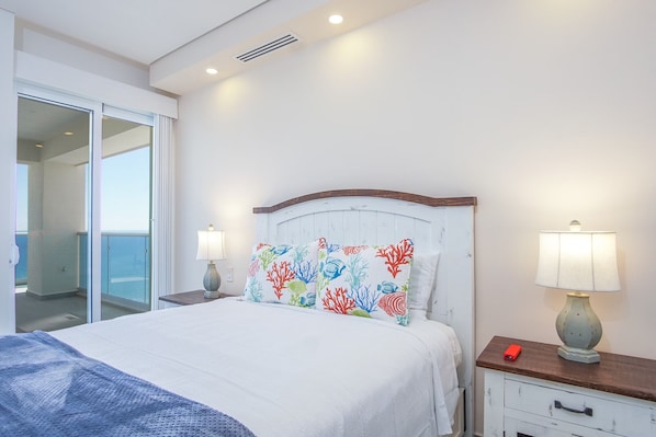 Condo, varias camas, balcón, vista al océano (Encantame Towers Verano 905) | 2 habitaciones, decoración personalizada y muebles diferentes