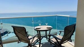 Apartment, Mehrere Betten, Balkon, Meerblick (Encantame Towers Verano 905) | Speisen im Freien