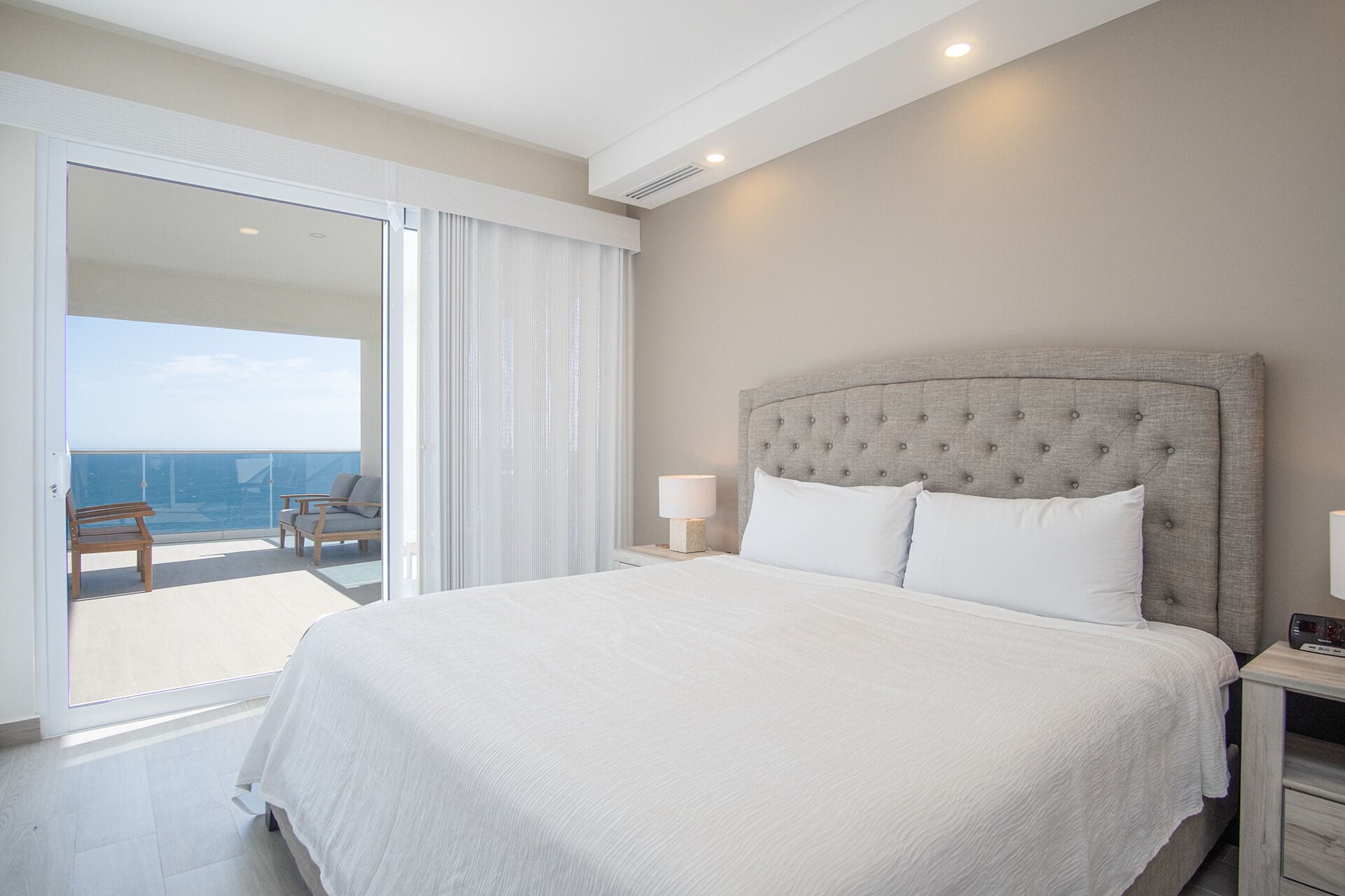 Apartamento, varias camas, balcón, vistas al mar (Encantame Towers Velero 1701) | 3 dormitorios, decoración individual, mobiliario individual