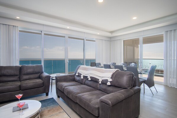 콘도, 침대(여러 개), 발코니, 바다 전망 (Encantame Towers Velero 1701) | 거실 공간 | 디지털 채널 시청이 가능한 42인치 평면 TV