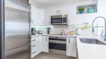 Apartment, 1 King-Bett und Schlafsofa, Balkon, Meerblick (Encantame Towers Velero 1403) | Eigene Küche | Esstisch