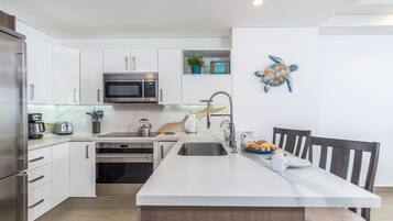 Condo, 1 cama King size y sofá cama, balcón, vista al océano (Encantame Towers Velero 1403) | Cocina privada | Comedor