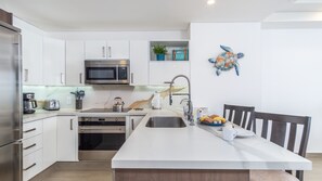 คอนโด, เตียงคิงไซส์ 1 เตียง และโซฟาเบด, ระเบียง, วิวทะเล (Encantame Towers Velero 1403) | ครัวส่วนตัว | โต๊ะรับประทานอาหาร