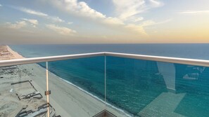 Condo, várias camas, sacada, vista para o oceano (Encantame Towers Velero 2105) | Vista do quarto