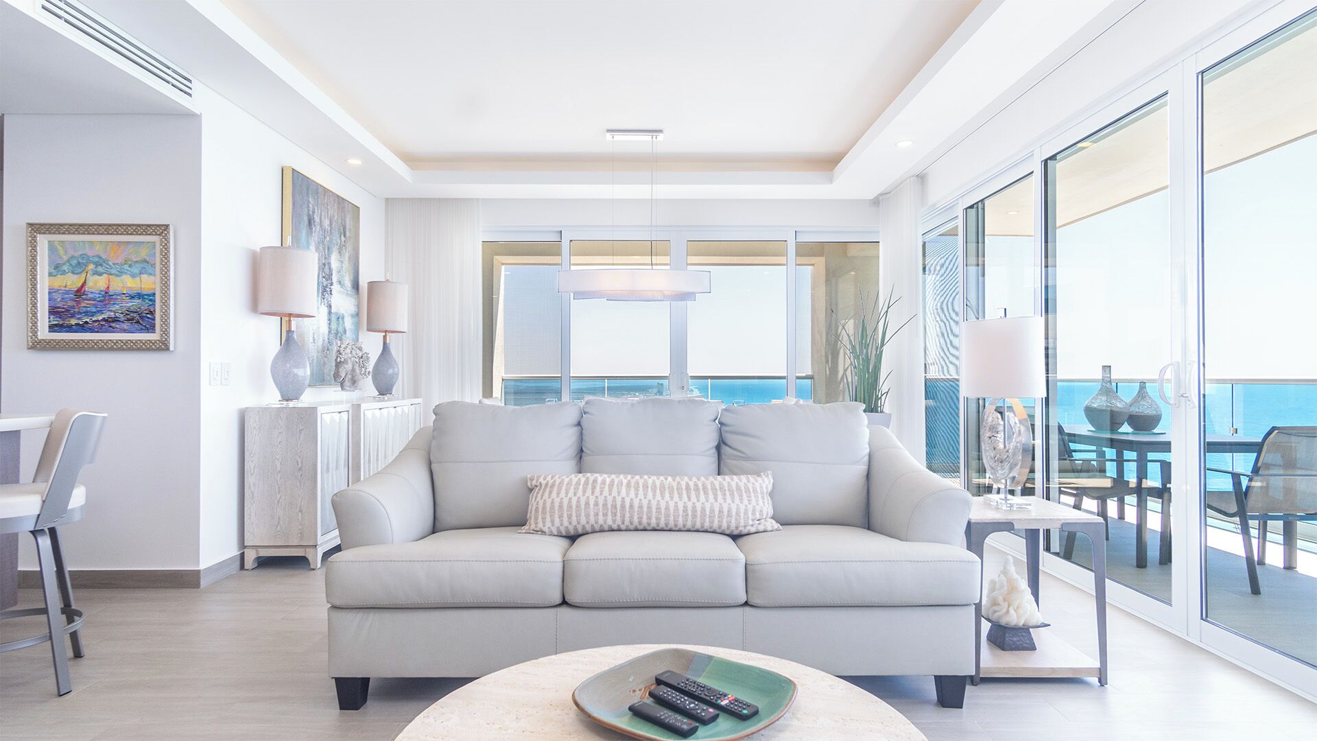 公寓客房, 多張床, 陽台, 海景 (Encantame Towers Velero 2105) | 起居區 | 42-吋平面電視，提供數位頻道