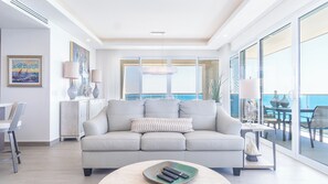 Condo, nhiều giường, ban công, quang cảnh biển (Encantame Towers Velero 2105) | Khu phòng khách | TV màn hình phẳng 42-inch có truyền hình kỹ thuật số