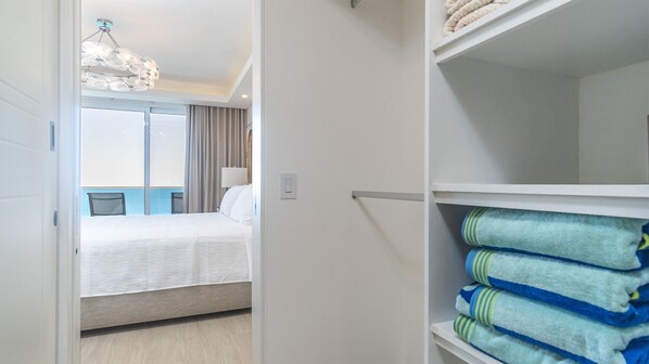 Condo, várias camas, sacada, vista para o oceano (Encantame Towers Velero 2105) | 2 quartos, individualmente decorados, individualmente mobiliados