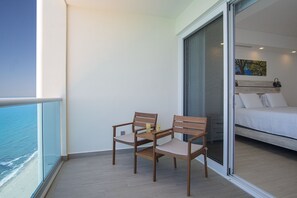 Condo, 1 Katil Raja (King) dengan Katil Sofa, Balcony, Ocean View (Encantame Towers Velero 2303) | 1 bilik tidur, dihias secara berasingan 