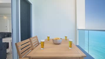 Apartment, 1 King-Bett und Schlafsofa, Balkon, Meerblick (Encantame Towers Velero 2303) | Speisen im Freien