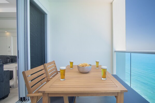 Condo, 1 Katil Raja (King) dengan Katil Sofa, Balcony, Ocean View (Encantame Towers Velero 2303) | Tempat makan luar