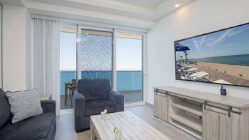 Condo, 1 cama King size y sofá cama, balcón, vista al océano (Encantame Towers Velero 2303) | Área de sala de estar | Televisión de pantalla plana de 42 pulgadas con canales digitales