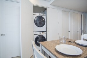 Condo, 1 cama King size y sofá cama, balcón, vista al océano (Encantame Towers Velero 2303) | Lavandería