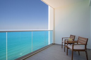 Condo, 1 cama King size y sofá cama, balcón, vista al océano (Encantame Towers Velero 2303) | Vista desde la habitación