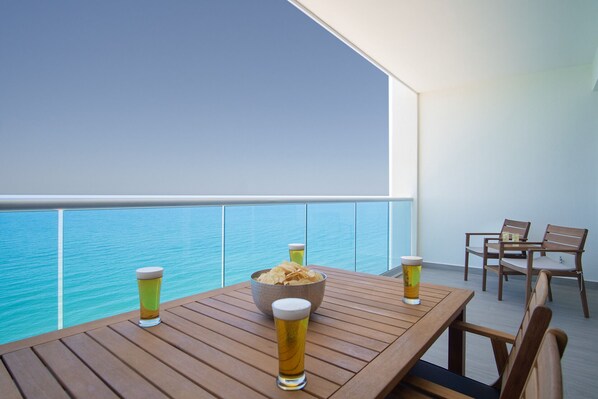 Appartamento, 1 letto king con divano letto, balcone, vista oceano (Encantame Towers Velero 2303) | Ristorazione all'aperto