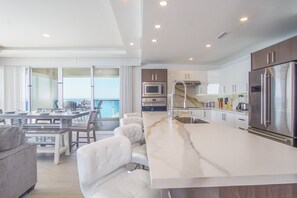 شقة - عدة أسرّة - بشرفة - بمنظر للمحيط (Encantame Towers Velero 1801) | مطبخ خاص | مائدة طعام