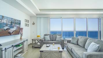 Lägenhet - flera sängar - balkong - havsutsikt (Encantame Towers Velero 1801) | Vardagsrum | 42-tums platt-tv med digitalkanaler