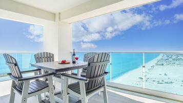 Appart'hôtel, plusieurs lits, balcon, vue océan (Encantame Towers Velero 1801) | Restauration extérieure