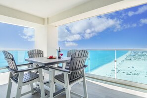 Huoneisto, useita sänkyjä, parveke, valtamerinäköala (Encantame Towers Velero 1801) | Ulkoruokailutilat