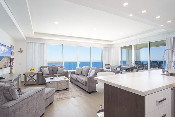 คอนโด, หลายเตียง, ระเบียง, วิวทะเล (Encantame Towers Velero 1801) | บริเวณนั่งเล่น | ทีวีจอแบน 42 นิ้ว พร้อมช่องดิจิตอล