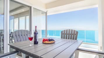 Huoneisto, useita sänkyjä, parveke, valtamerinäköala (Encantame Towers Velero 1801) | Ulkoruokailutilat