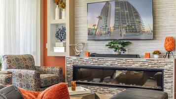 Condo, varias camas, balcón, vista al océano (Encantame Towers Velero 105) | Área de sala de estar | Televisión de pantalla plana de 42 pulgadas con canales digitales