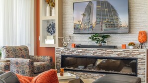 Condo, varias camas, balcón, vista al océano (Encantame Towers Velero 105) | Área de sala de estar | Televisión de pantalla plana de 42 pulgadas con canales digitales