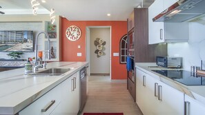 Condo, várias camas, sacada, vista para o oceano (Encantame Towers Velero 105) | Cozinha privada | Mesas de jantar