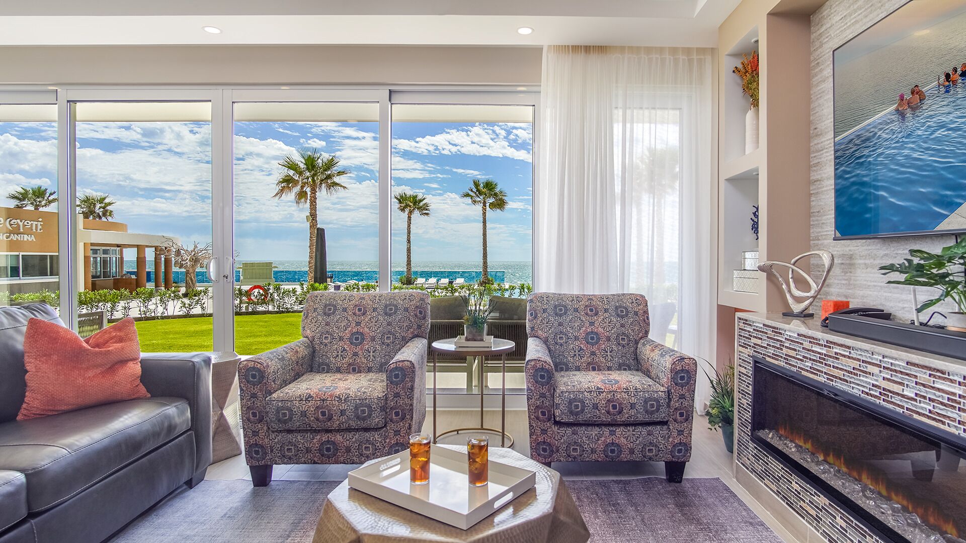 Condo, varias camas, balcón, vista al océano (Encantame Towers Velero 105) | Área de sala de estar | Televisión de pantalla plana de 42 pulgadas con canales digitales 