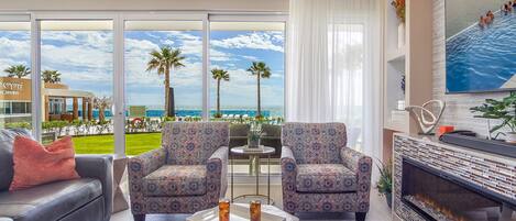 Condo, varias camas, balcón, vista al océano (Encantame Towers Velero 105) | Área de sala de estar | Televisión de pantalla plana de 42 pulgadas con canales digitales