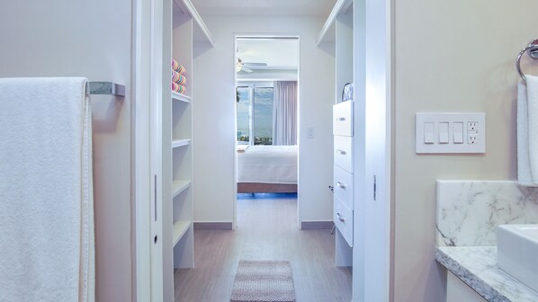 Condo, várias camas, sacada, vista para o oceano (Encantame Towers Velero 105) | 2 quartos, individualmente decorados, individualmente mobiliados