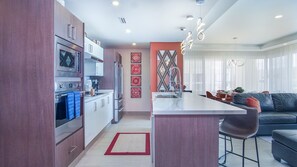 Condo, várias camas, sacada, vista para o oceano (Encantame Towers Velero 105) | Parte interna