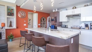 Condo, várias camas, sacada, vista para o oceano (Encantame Towers Velero 105) | Cozinha privada | Mesas de jantar
