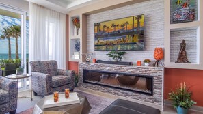 Condo, várias camas, sacada, vista para o oceano (Encantame Towers Velero 105) | Área de estar | TV de tela plana 42 polegadas com canais digitais